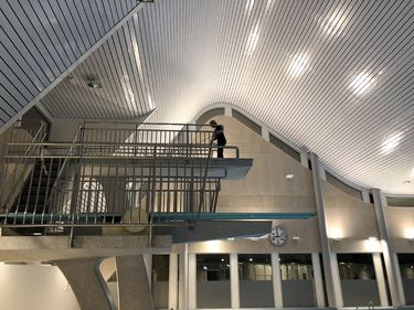 Helt opp på pynten av stuetårnet må Marlyn Lauvsland opp med vannslangen og skummet. Marlyn i stupetårnet