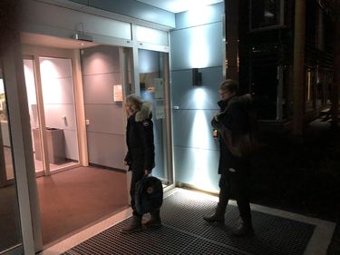 Ut av mørket kommer renholderne. Klokka er 05.45 grytidlig tirsdag. De kommer på jobb i mørket