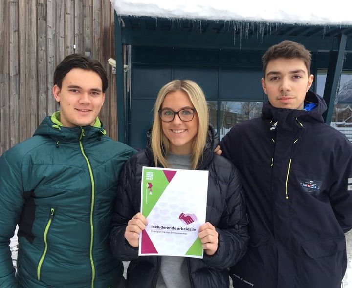 Peter Frausing (Dagleg leiar), Kaisa Vollsnes Wemby (Sals- og marknadsansvarleg), Diogo Vale Parcerias (Økonomiansvarleg). Foto: Somja Øvre-Flo Peter Frausing (Dagleg leiar), Kaisa Vollsnes Wemby (Sals- og marknadsansvarleg), Diogo Vale Parcerias (Økonomiansvarleg). Foto: Somja Øvre-Flo