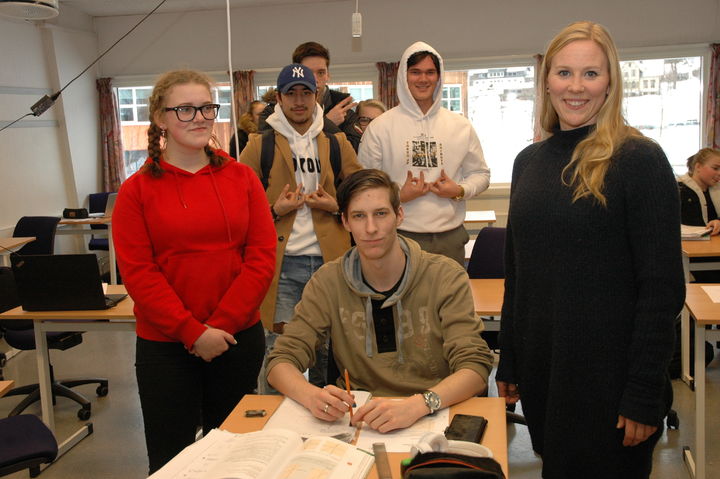 Billedtekst: Ingeborg Lid Berget forskar på matematikk i 2P. Elevane er frå venstre: Nanda Van Kessel, Daniel Rochak Brekke, Mathias Pacheco Valle Grodås og Peter Marquard Frausing. Foto: Per Ingebrigt Karbø Billedtekst: Ingeborg Lid Berget forskar på matematikk i 2P. Elevane er frå venstre: Nanda Van Kessel, Daniel Rochak Brekke, Mathias Pacheco Valle Grodås og Peter Marquard Frausing. Foto: Per Ingebrigt Karbø