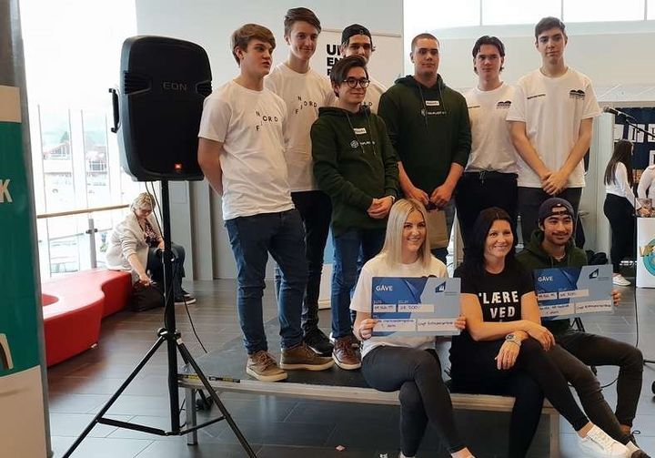 Ungt entreprenørskap: Nokre av prisvinnarane frå Stryn vidaregåande skule. Framme: Kaisa Wemby, Sonja Øvre-Flo, Daniel Rochak Brekke Bak frå venstre: Jonas Trygve Flåm Røberg, Fredrik-Elias Stokke Melheim, Jakob Bø, Marcus Watral Garlid, Tobias Brendefur, Peter Marquard Frausing, Diogo Do Vale Parcerias. Foto: Stryn vgs Ungt entreprenørskap: Nokre av prisvinnarane frå Stryn vidaregåande skule. Framme: Kaisa Wemby, Sonja Øvre-Flo, Daniel Rochak Brekke Bak frå venstre: Jonas Trygve Flåm Røberg, Fredrik-Elias Stokke Melheim, Jakob Bø, Marcus Watral Garlid, Tobias Brendefur, Peter Marquard Frausing, Diogo Do Vale Parcerias. Foto: Stryn vgs