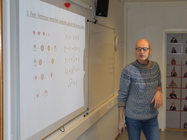 Sigbjørn Hals underviser i matematikk Foto: Bjarne Husevåg Sigbjørn Hals underviser i matematikk