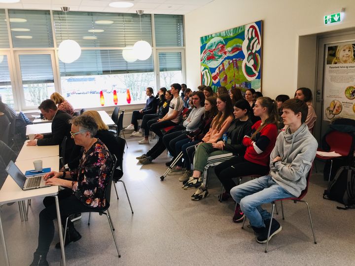 Elevane i klasse 1sta var observatører på kommunestyremøte i Eid kommune