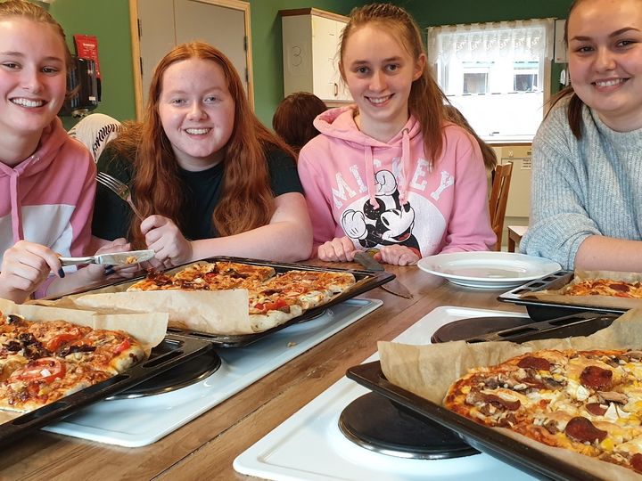 Foto: Iren Løseth Elevar lagar pizza