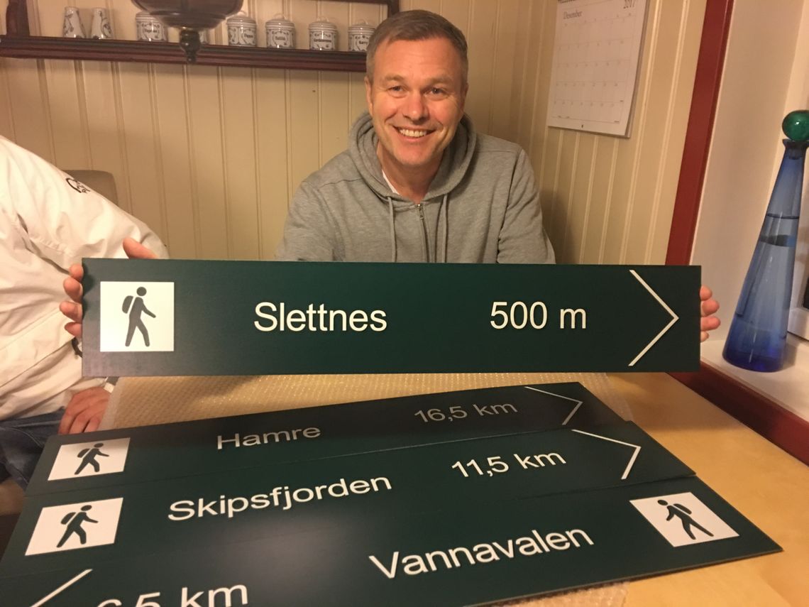 Frank med skilt på Vannøya_Tine Marie V Hagelin