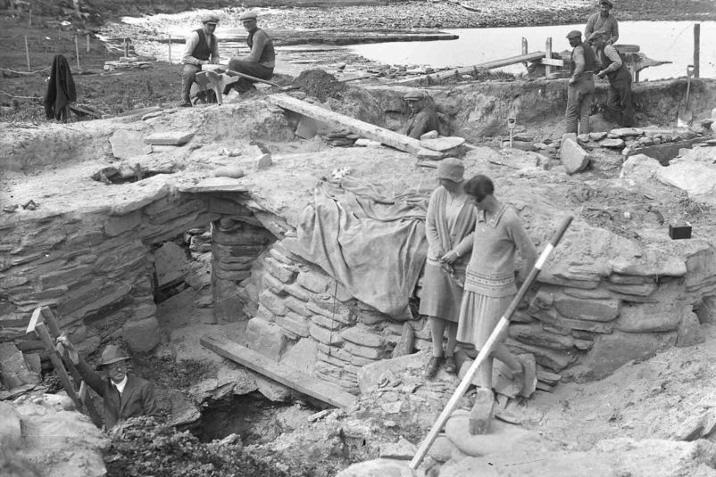Frå utgravinga ved Scara Brae, Foto Tom Kent. Kjelde: Orkney Library & Archive. Frå utgravinga ved Scara Brae, Foto Tom Kent. Kjelde: Orkney Library & Archive.