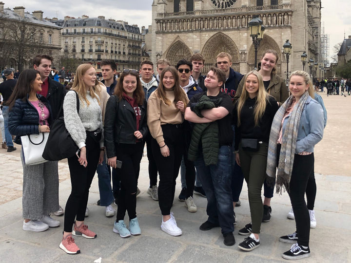 Elevane framfor Notre-Dame Foto: Privat Elevane framfor Notre-Dame