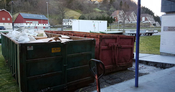 Container utanfor skulen