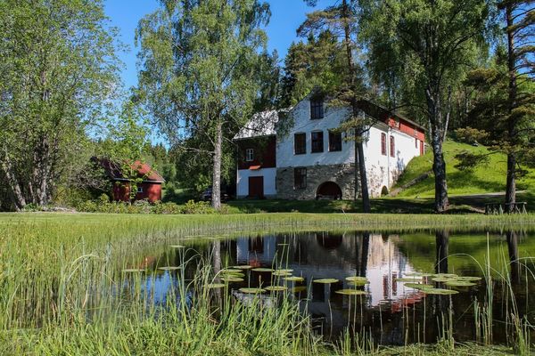 Stikla Mølle Gammel møllebygning med dam foran