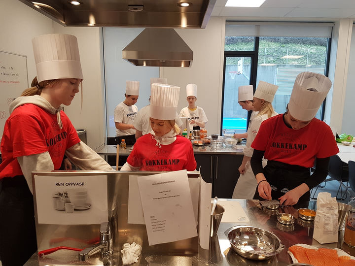 Elevar i arbeid under Kokkekamp 2019 Foto: Edle Iversen Elevar i arbeid under Kokkekamp 2019