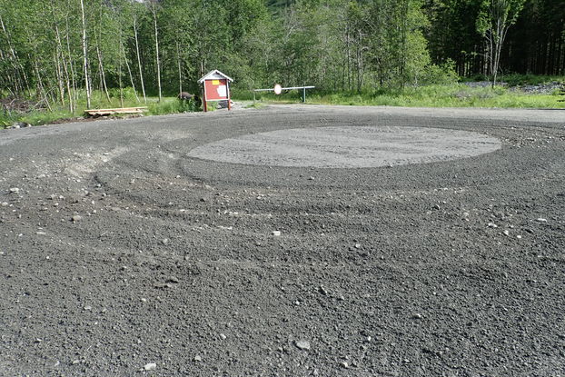 Oppspunnen grus på parkeringsplass