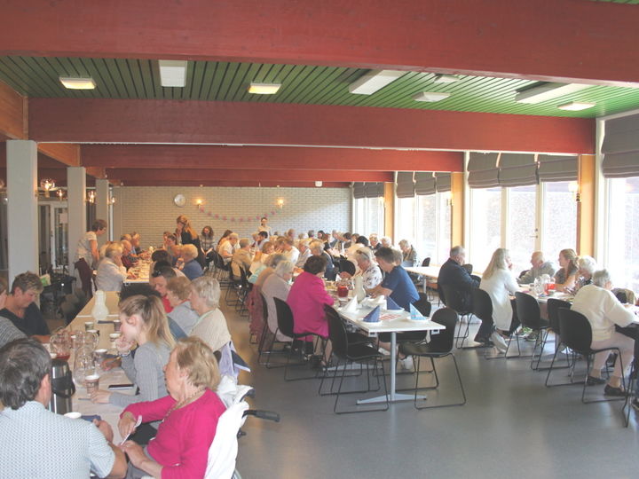 Det var mange samla til eldredag på Måløy Vidaregåande Skule Foto: Bjarne Husevåg Det var mange samla til eldredag på Måløy Vidaregåande Skule