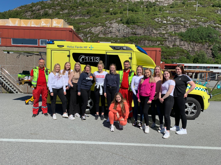 HO klassa samla ved ambulansen Foto: Grethe Midtvik HO klassa samla ved ambulansen