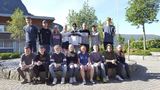 Støtta barnekreftforeininga: Servicegjengen UB ved VG1-Service og Samferdselselevar ved Stryn vgs. Bak til venstre: Johannes Garlid Tenden, Håkon Hammer Bergh, Siri Oline Lillestøl, Cristine Indrebø Turøy, Mussie Melake, Magnus Vik Skrede, Kristoffer Gjerde Årdal og Arild Østerbø. F.f.v: Kjell Sunde Haugen, Lars Martin Melheim, Sondre Skåden Aarreberg, Lise Fure Håvik, Malin Riise Gran, Dawid Michalski, Marius Sunde Haugen og Lucia Trvalcova. Ikkje til stades: Anders Sverre Sande Hoem Foto: Stryn vgs