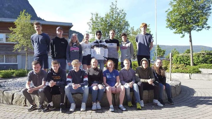 Støtta barnekreftforeininga: Servicegjengen UB ved VG1-Service og Samferdselselevar ved Stryn vgs. Bak til venstre: Johannes Garlid Tenden, Håkon Hammer Bergh, Siri Oline Lillestøl, Cristine Indrebø Turøy, Mussie Melake, Magnus Vik Skrede, Kristoffer Gjerde Årdal og Arild Østerbø. F.f.v: Kjell Sunde Haugen, Lars Martin Melheim, Sondre Skåden Aarreberg, Lise Fure Håvik, Malin Riise Gran, Dawid Michalski, Marius Sunde Haugen og Lucia Trvalcova. Ikkje til stades: Anders Sverre Sande Hoem Foto: Stryn vgs