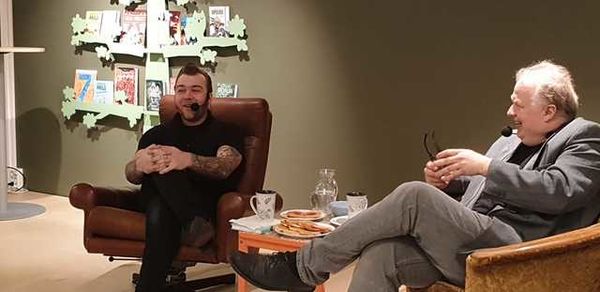 Hallvor Fossum og Hans Petter Ringstad i samtale på seniorkafé våren 2019.