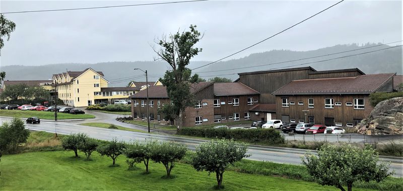 Vennesla omsorgssenter, eller Venneslaheimen som de fleste sier, er et stort anlegg, flott plassert ved Venneslafjorden. Vennesla omsorgssenter