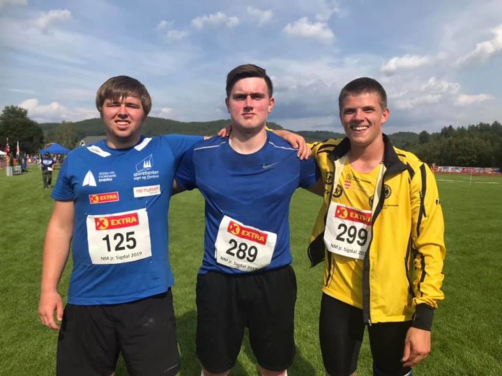 Medaljevinnarne i kule U20 under junior-NM i Sigdal. Steffen Melheim i midten tok eit relativt klart gull i konkuuransen Medaljevinnarne i kule U20 under junior-NM i Sigdal. Steffen Melheim i midten tok eit relativt klart gull i konkuuransen
