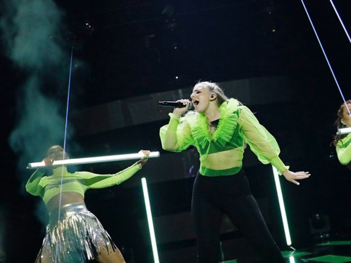 Andrea på scena i Stjernekampen FOTO: JULIA MARIE NAGLESTAD / NRK Andrea på scena i Stjernekampen