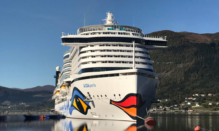 Cruisebåten AidaPerla til kai i Eid sentrum Cruisebåten AidaPerla til kai i Eid sentrum