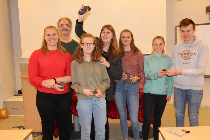 Foto: Iren Løseth Elevane fekk kjenne på ekte steinar frå verdsrommet!