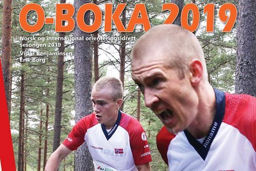 Forsiden til O-boka 2019 preges av kometen Kasper Fosser og Olav Lundanes, gutta som tok dobbeltseier på VM langdistanse i orientering i Norge og Østfold i høst.