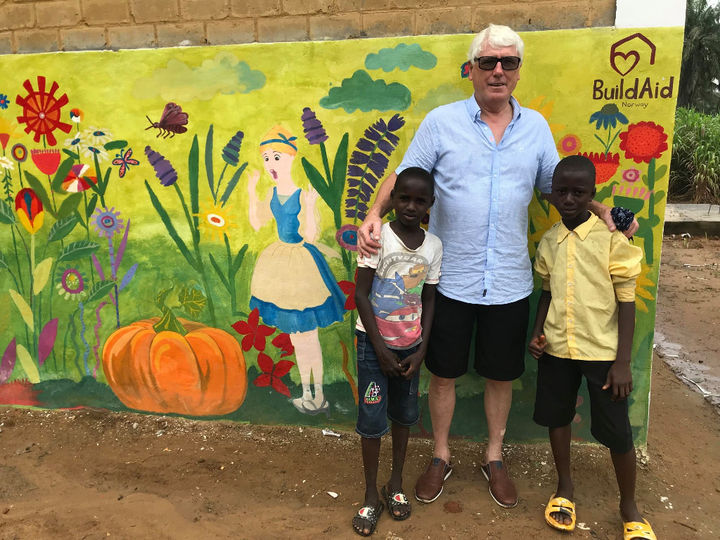 Ole Stenbakk utanfor skulen i Freetown Foto: Ingfrid Varpe Ole Stenbakk utanfor skulen i Freetown