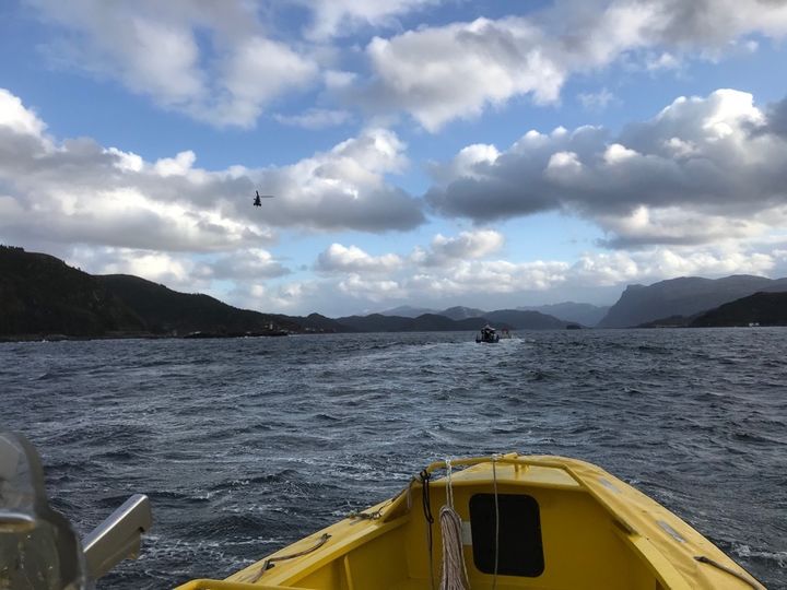 Havaristen under slep til Måløy Foto: Petter Bakke Havaristen under slep til Måløy