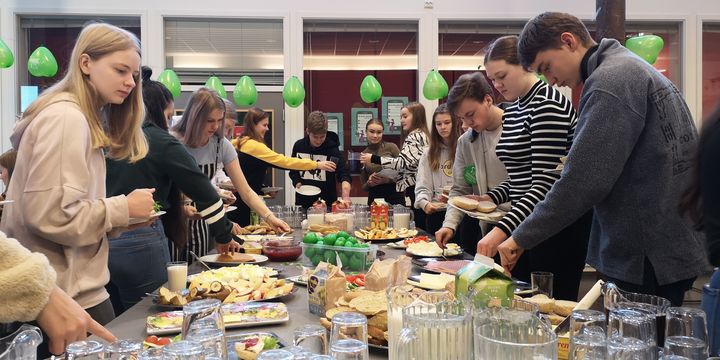Frukost: Elevane ved Eid vidaregåande skule gjev kvarandre god tid rundt frukostbordet for å markere verdsdagen for psykisk helse. Frukost til elevane på Eid vgs