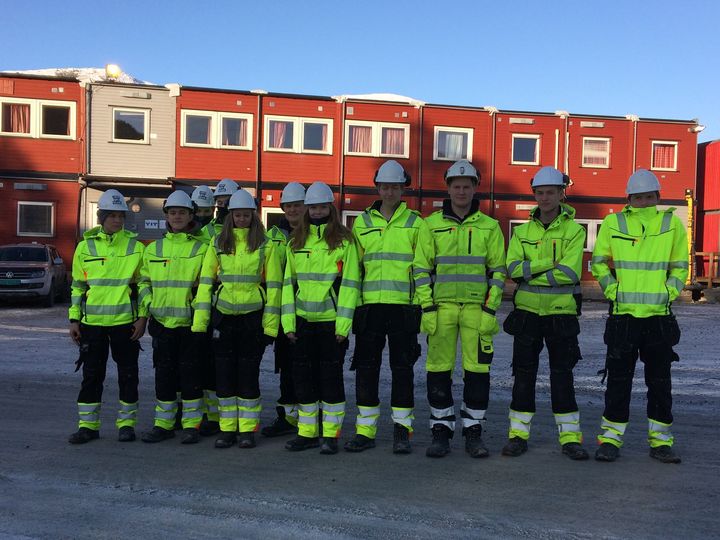 Vg1 Bygg og anlegg på besøk hos YIT Jølster Foto: Ørjan Molnes Olsen Vg1 Bygg og anlegg på besøk hos YIT Jølster Foto: Ørjan Molnes Olsen