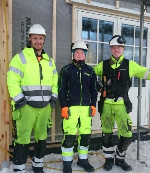 TEAMET: Aivars Jeromans (t.v.) har ansvaret på byggeplassen i Trollvika og er fornøyd med innsatsen til André (midten). Til høyre er lærling Tarjei Vestjord. Foto: Hanne Moen TEAMET: Aivars Jeromans (t.v.) har ansvaret på byggeplassen i Trollvika og er fornøyd med innsatsen til André (midten). Til høyre er lærling Tarjei Vestjord. Foto: Hanne Moen