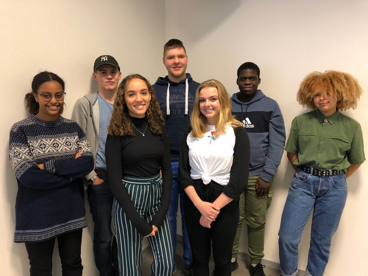 Bak frå venstre: Rakeb, Eirik, Ivar-Andrè, Frederick og Aisha. Framme frå venstre: Jessica og Tonje. Ina og Inger-Johanne var dessverre ikkje tilstades. Bak frå venstre: Rakeb, Eirik, Ivar-Andrè, Frederick og Aisha. Framme frå venstre: Jessica og Tonje. Ina og Inger-Johanne var dessverre ikkje tilstades.