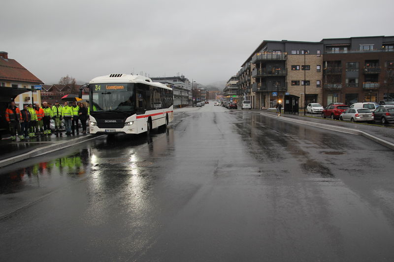 Både busser, biler og passasjerer har fått mye bedre plass etter utvidelsen av busstoppene sør i Sentrum.
