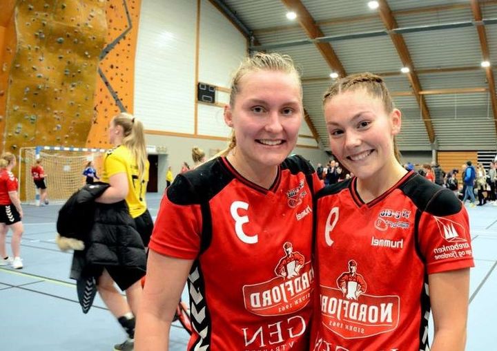 Scorar mange mål for Stryn: Joanna Kveen Øvre-Flo (t.v.) og Ida Sønsterudbråten. Foto: Roy Aron Myklebust Scorar mange mål for Stryn: Joanna Kveen Øvre-Flo (t.v.) og Ida Sønsterudbråten. Foto: Roy Aron Myklebust