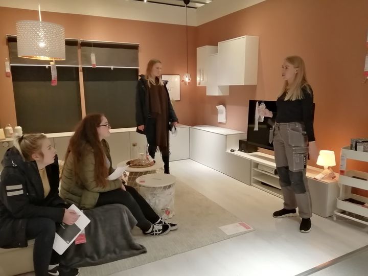 Elevane på vg2 interiør og utstillingsdesign på bedriftsbesøk i Bergen