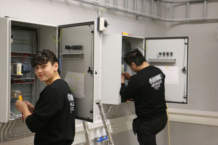 2 elevar på elektro arbeider med sikringsskap
