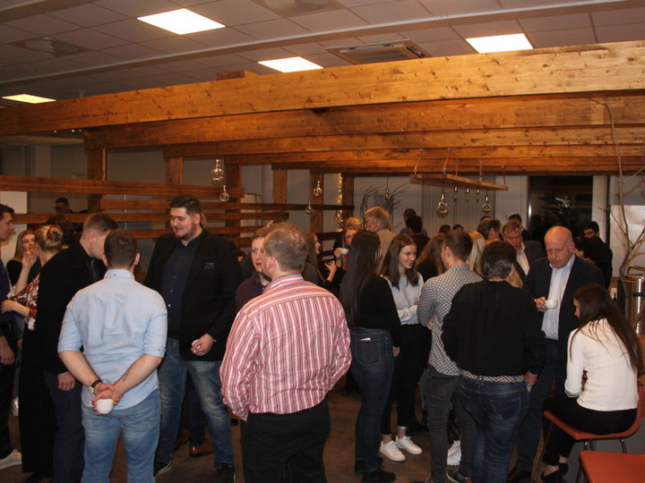 Det var mykje folk samla til feiring Foto: Bjarne Husevåg Det var mykje folk samla til feiring