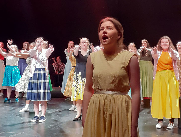 Musikalen Grease av MDD ved Firda vgs