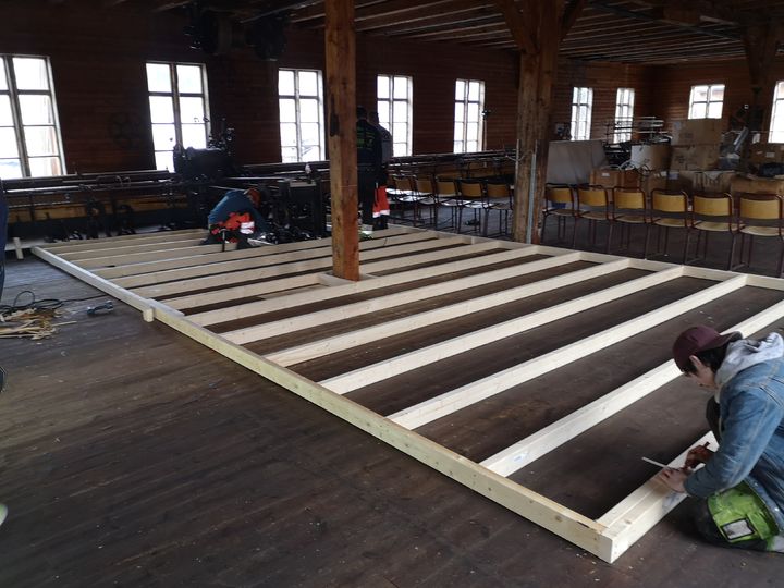 Vg2 Byggteknikk på prosjektoppdrag på Innvik Ullvarefabrikk Foto: Håvard Nygård Vg2 Byggteknikk på prosjektoppdrag på Innvik Ullvarefabrikk Foto: Håvard Nygård