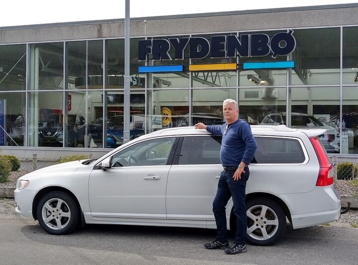 Bilen framfor Frydenbø Bilsenter på Sandane Bilen framfor Frydenbø Bilsenter på Sandane