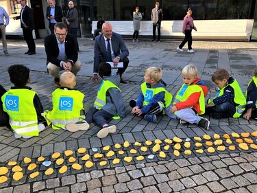 Statsråd Ropstad og ordfører Larsen fikk en prat med noen av kunstnerne som har laget Statsråd Ropstad og ordfører Larsen fikk en prat med noen av kunstnerne som har laget