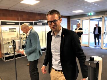 -På denne skolen kommer ingen inn lenger uten å lukte sprit, sa rektor Thorkild Odd Haus til stor latter da statsråd Kjell Ingolf Ropstad ankom. -På denne skolen kommer ingen inn lenger uten å lukte sprit, sa rektor Thorkild Odd Haus til stor latter da statsråd Kjell Ingolf Ropstad ankom.