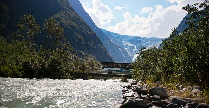 Bildet er henta frå firda-billag.no Bilde av buss henta frå firda-billag.no