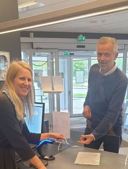 Biblioteksjef Kristin Hatledal og rektor Stryn vidaregåande skule Anders Bruvoll Foto: Stryn vgs Biblioteksjef Kristin Hatledal og rektor Stryn vidaregåande skule Anders Bruvoll Foto: Stryn vgs