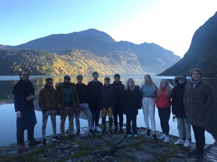 Elevane på Salg, service og reiseliv Tur til Sølvane gard Foto: Stryn vgs Elevane på Salg, service og reiseliv Tur til Sølvane gard Foto: Stryn vgs