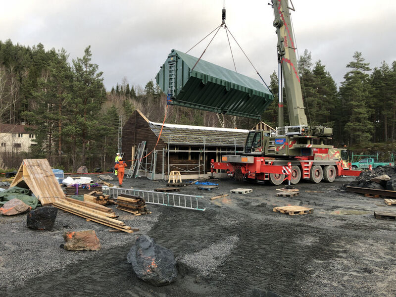 Her løftes kalktanken på plass i nybygget ved Kattfossen.