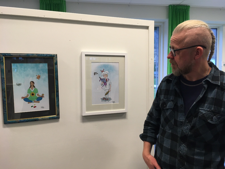 Illustratør Olav Arild Barsnes ser på to av bilda sine Illustratør Olav Arild Barsnes ser på to av bilda sine