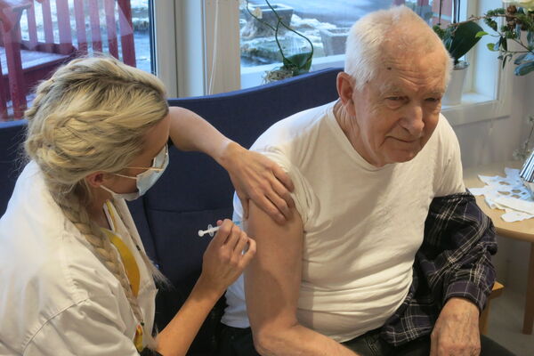 Merethe Birkeland setter første vaksine på Ingolf Øverland (83 år)