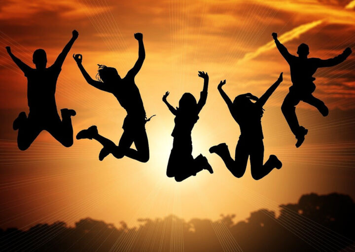 Foto: Pixabay.com Ungdom som hoppar i solnedgang