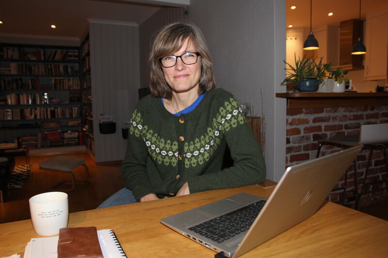 Jannicke Usterud var utsatt for en alvorlig ulykke på isen. Hun var allerede på hjemmekontor da koronaen kom. Ett år etterpå stortrives hun hjemme ved kjøkkenbordet.